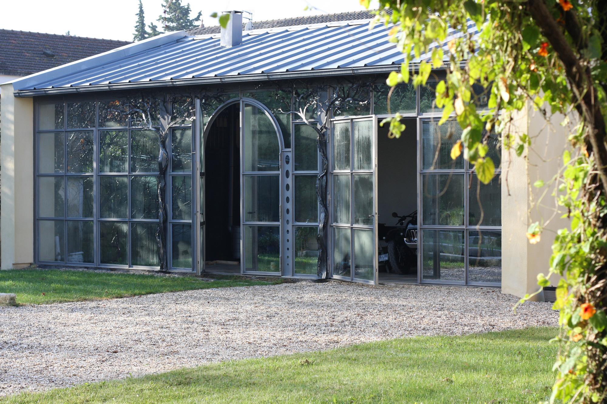 Baies avec des arbres forgés